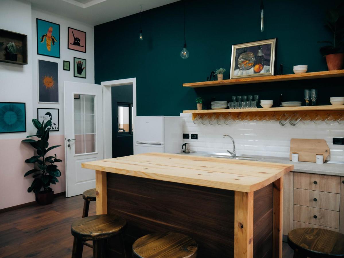 The Maze Hostel Tirana Buitenkant foto