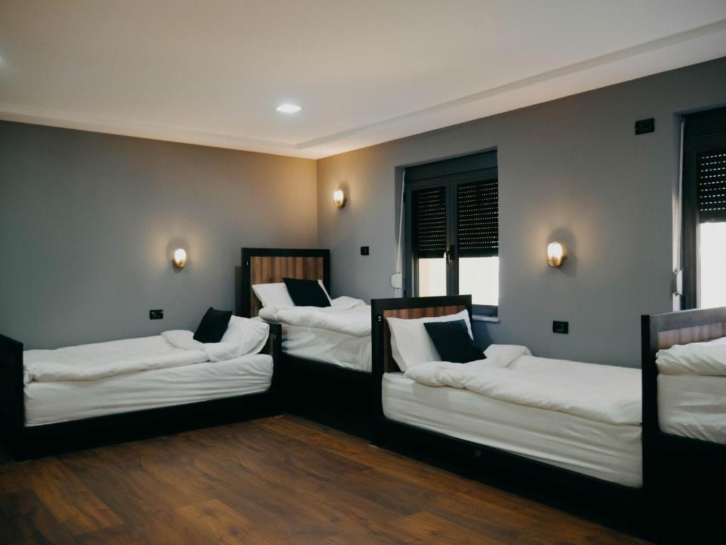The Maze Hostel Tirana Buitenkant foto