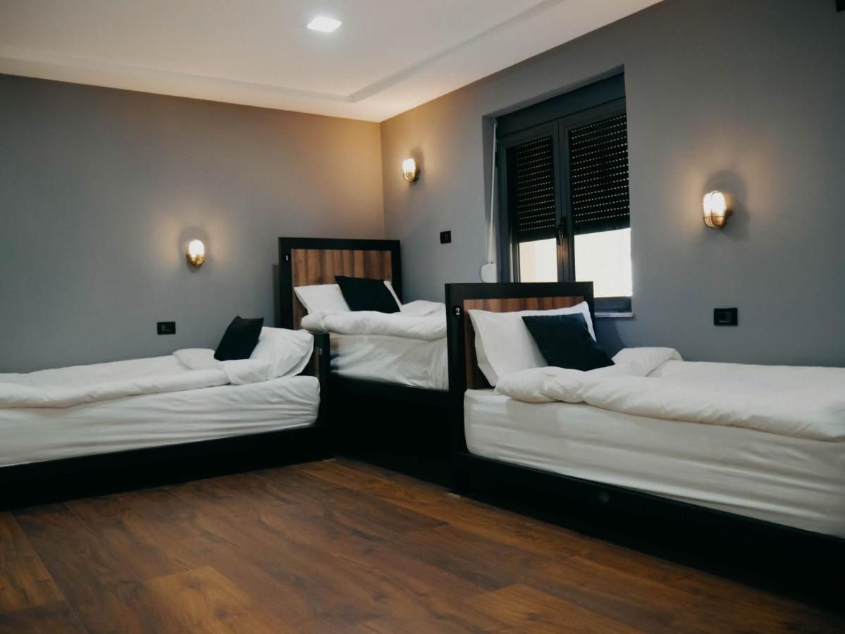 The Maze Hostel Tirana Buitenkant foto