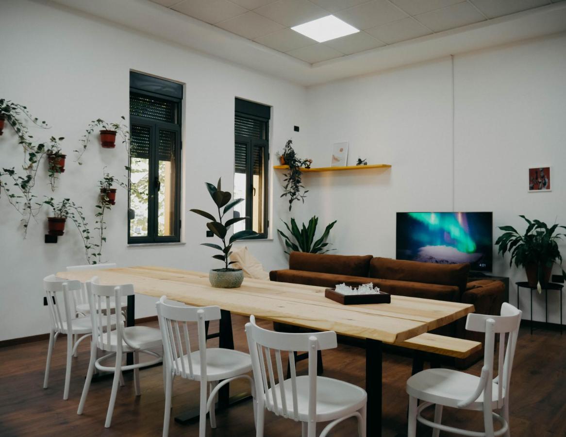 The Maze Hostel Tirana Buitenkant foto