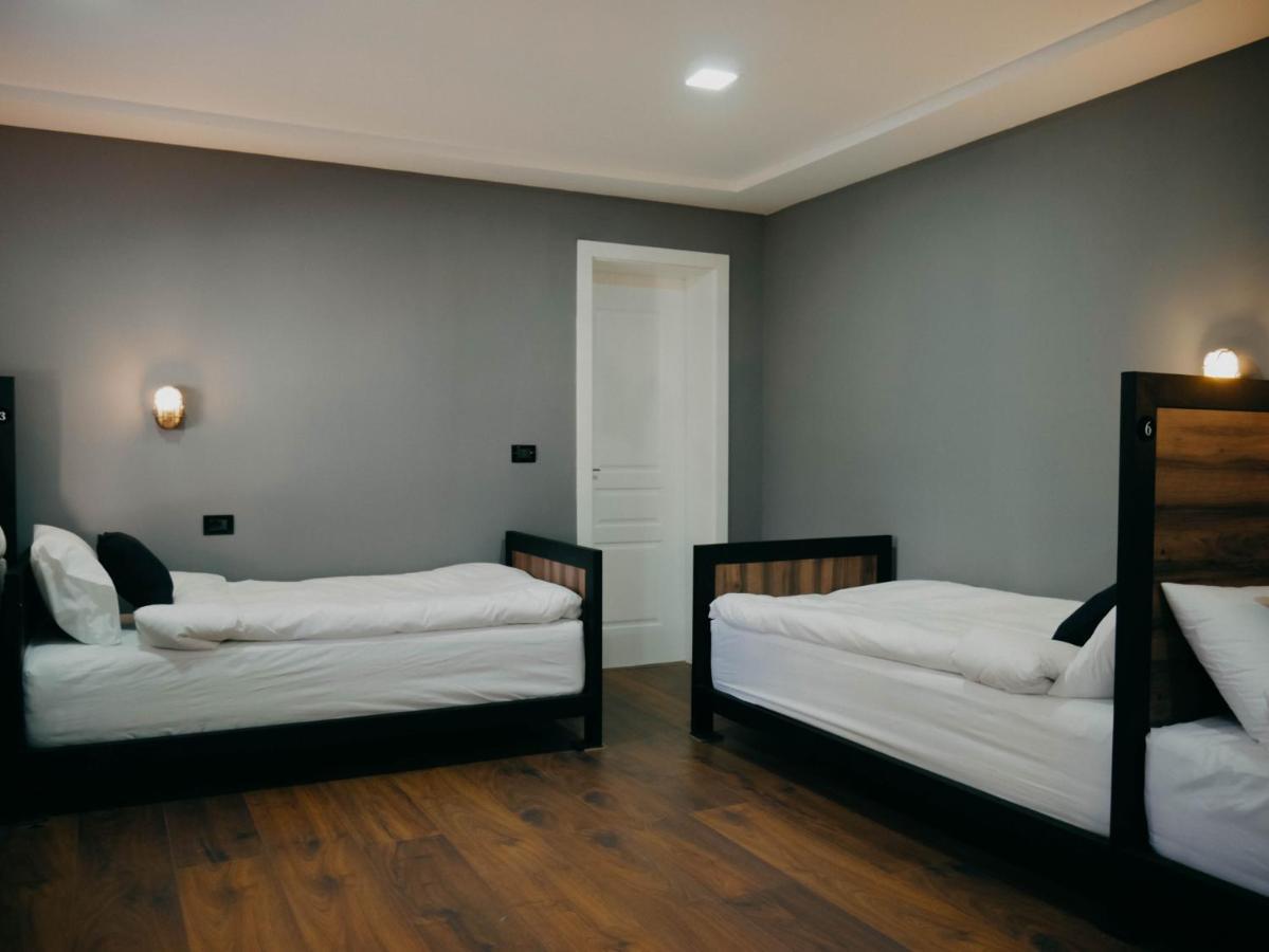 The Maze Hostel Tirana Buitenkant foto